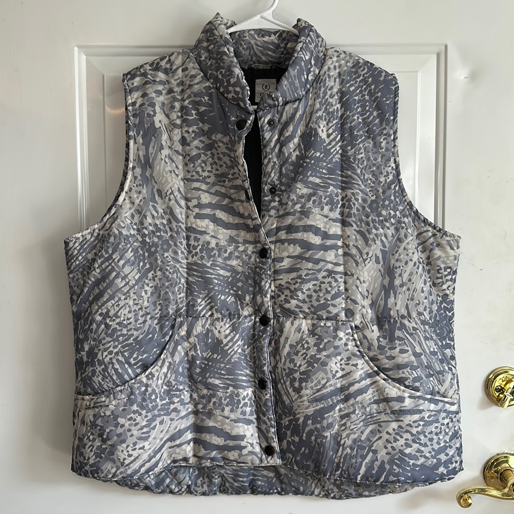 IZOD 1X Gray & Ivory Animal Print High-Low Hemline Button Front Puffer Vest